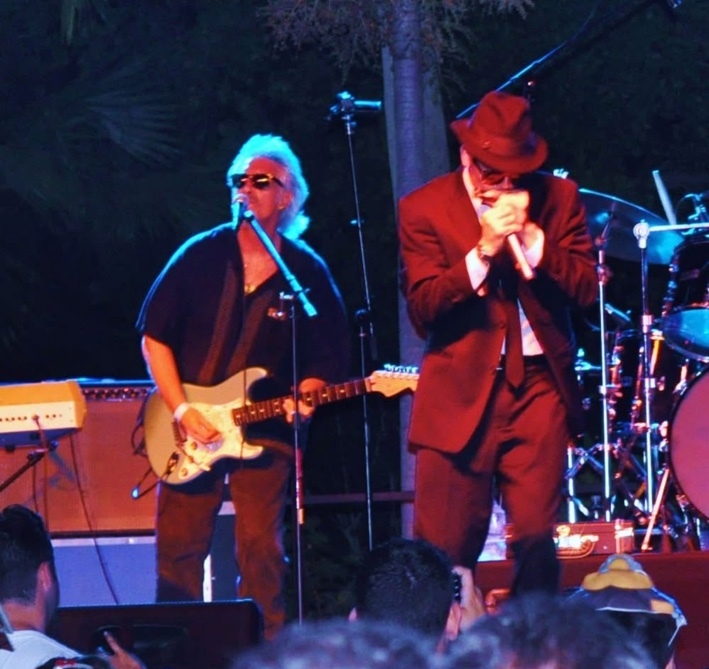 Robert Vicens performing live with a guitarist