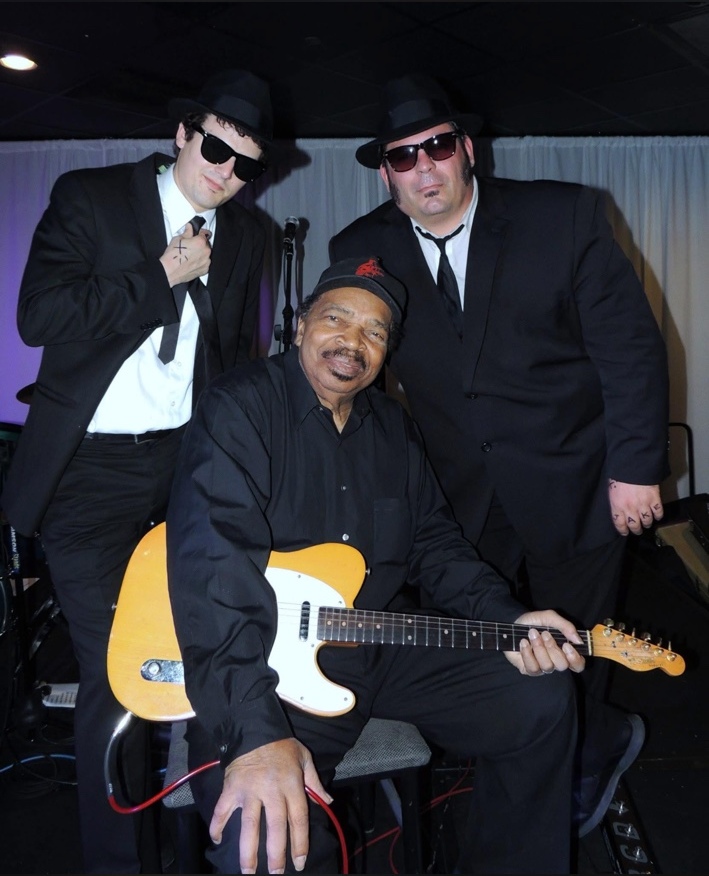 Robert Vicens backstage with fellow performers and a guitarist